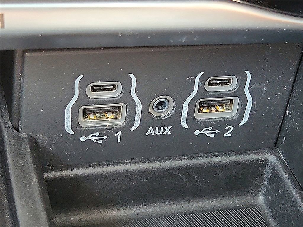 Used 2023 Chrysler Pacifica Limited image 27