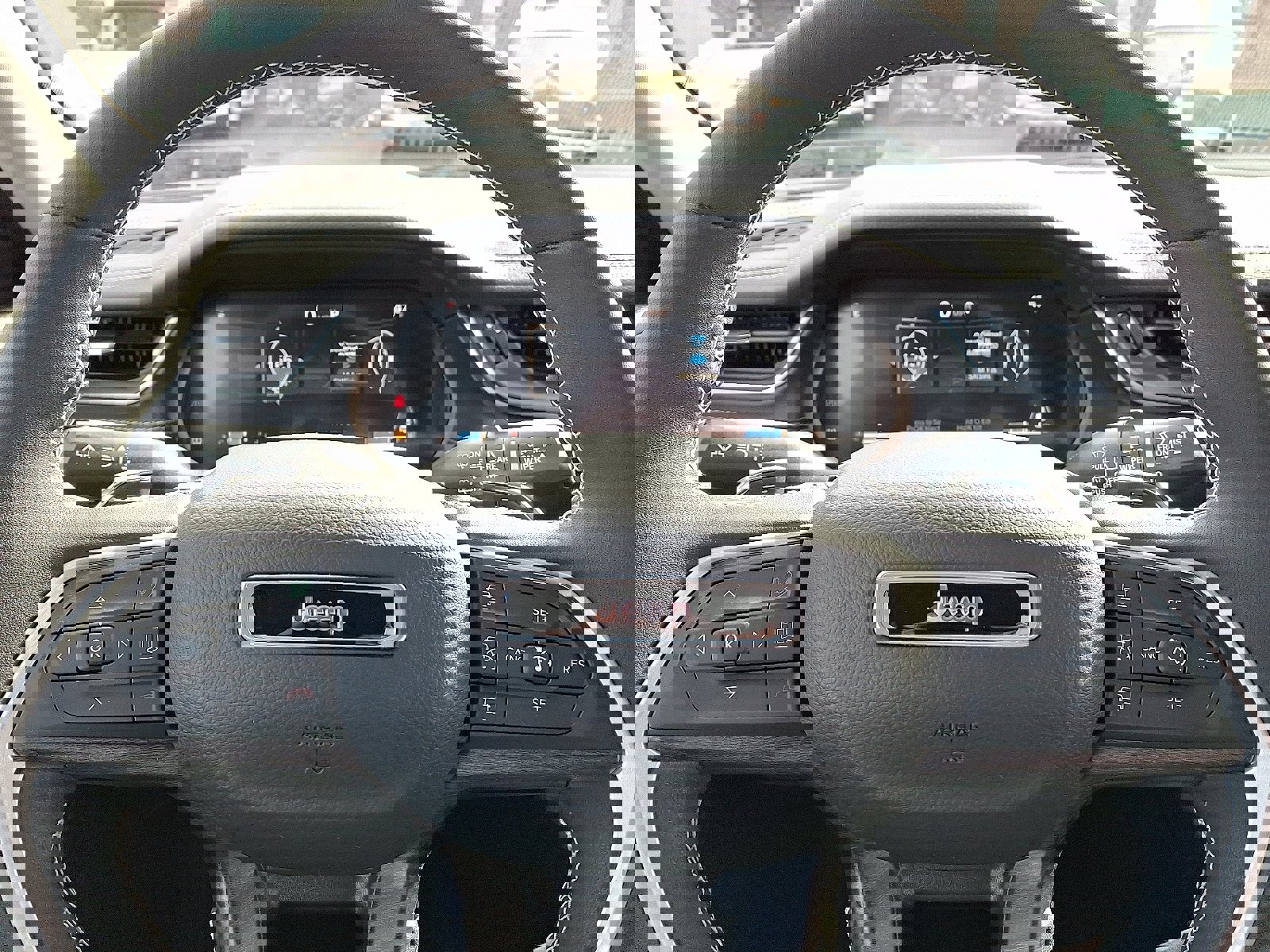 Used 2023 Jeep Grand Cherokee Limited w/ Luxury Tech Group II image 18