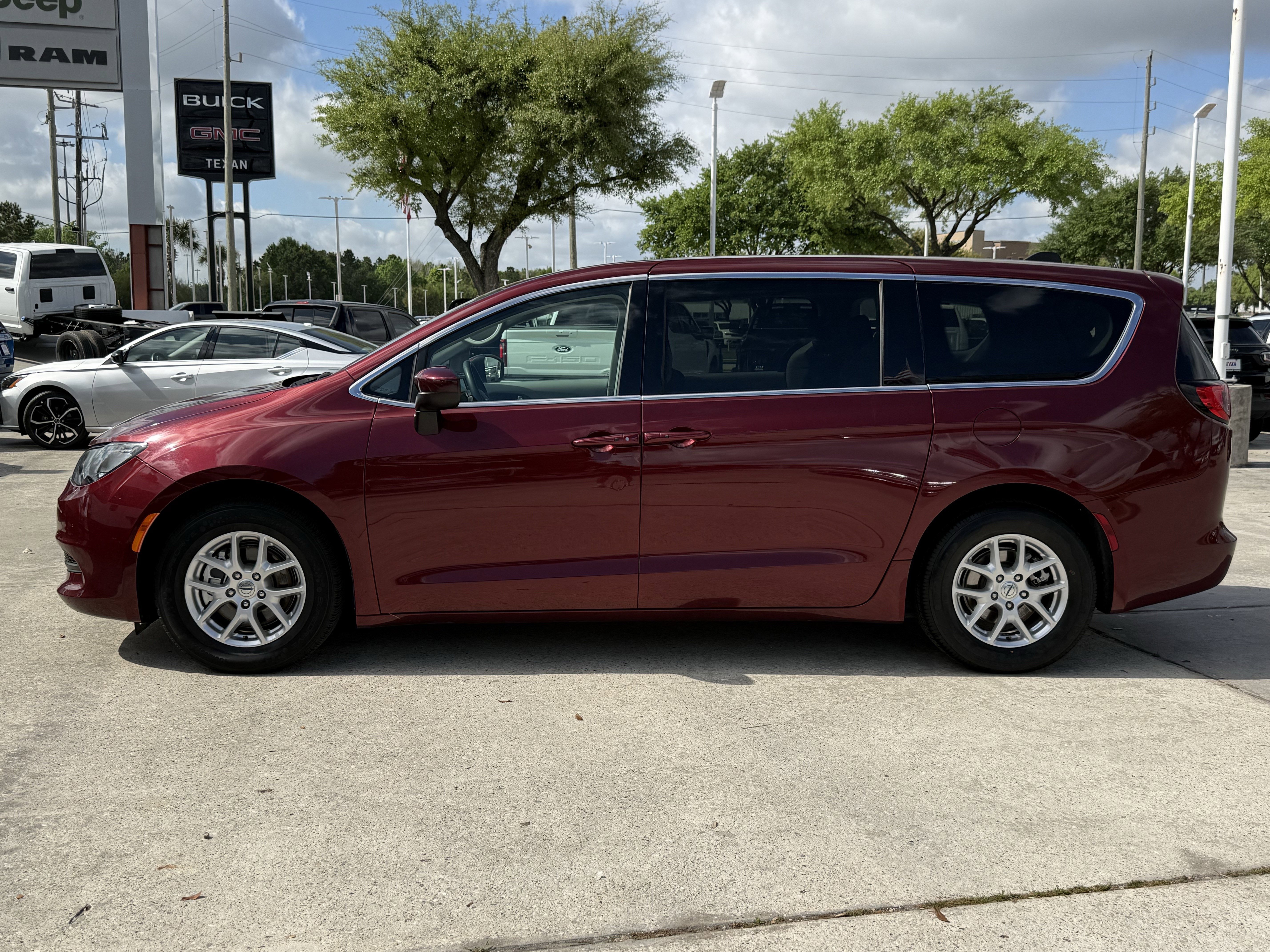 Used 2023 Chrysler Voyager LX FWD image 8