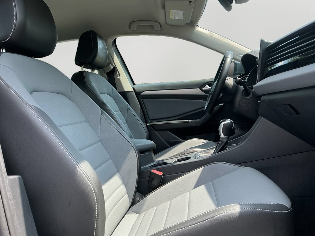Used 2025 Volkswagen Jetta SE FWD image 12