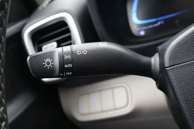 Used 2025 Hyundai Venue SEL FWD image 26