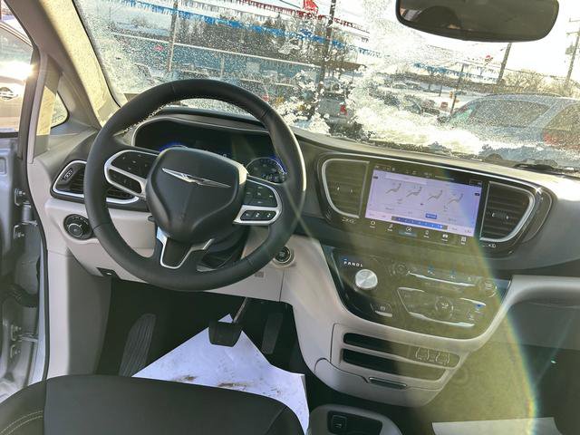Certified 2024 Chrysler Pacifica Touring-L image 11