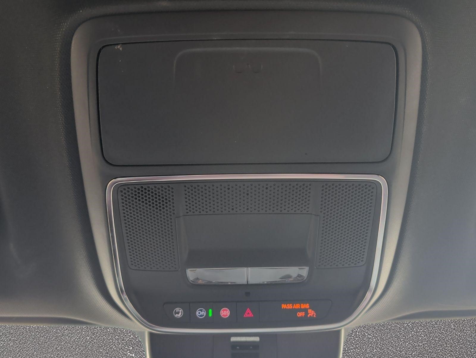 Used 2025 Chevrolet Traverse RS FWD image 22