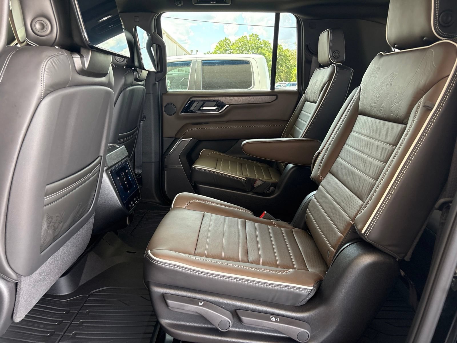 New 2026 GMC Yukon XL Denali Ultimate w/ LPO, Floor Liner Package AWD/4WD image 19