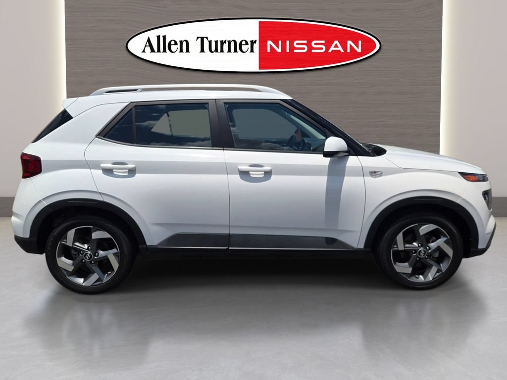 Used 2022 Hyundai Venue SEL w/ Cargo Package FWD image 5