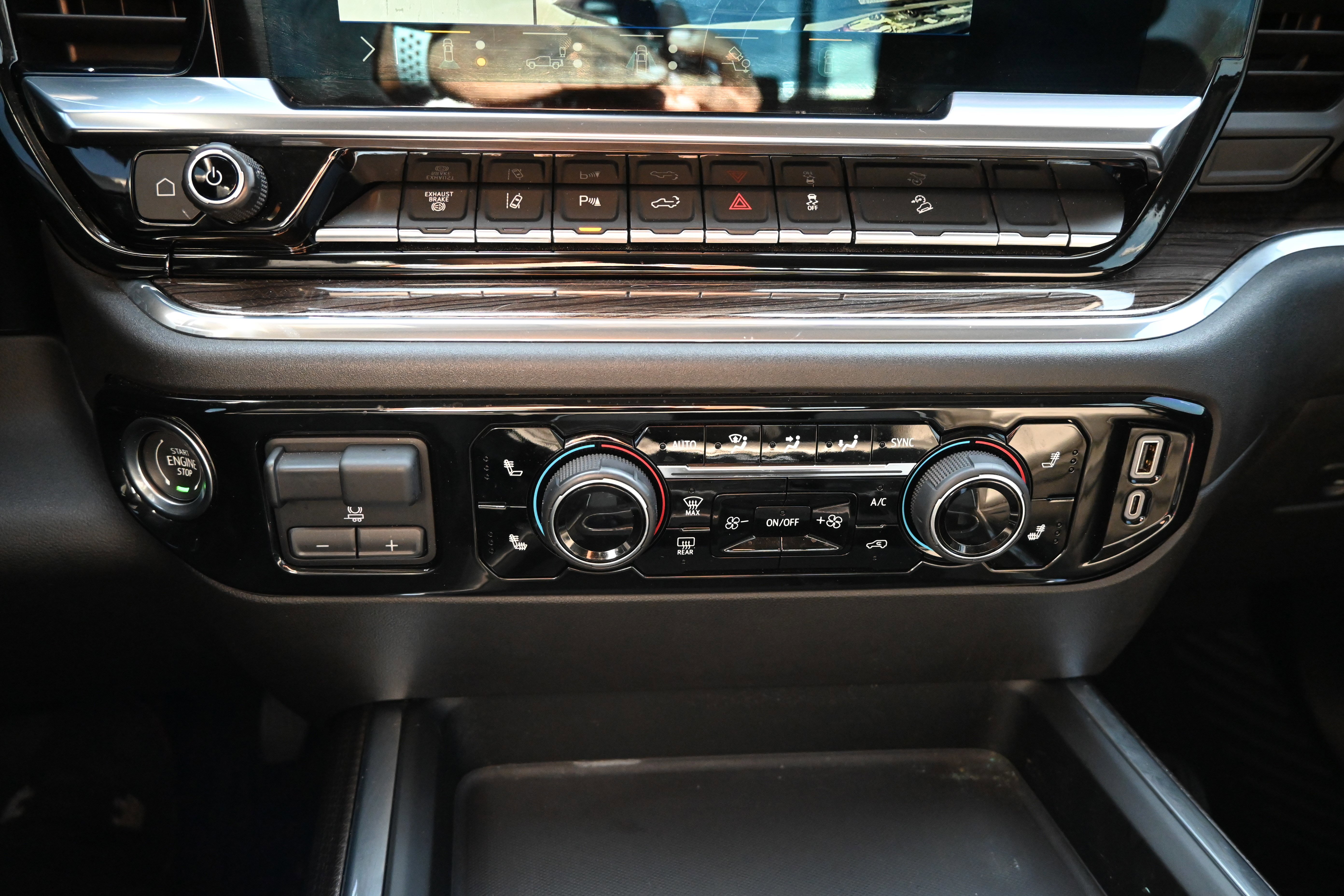 Used 2024 Chevrolet Silverado 2500 LT w/ Midnight Edition image 27