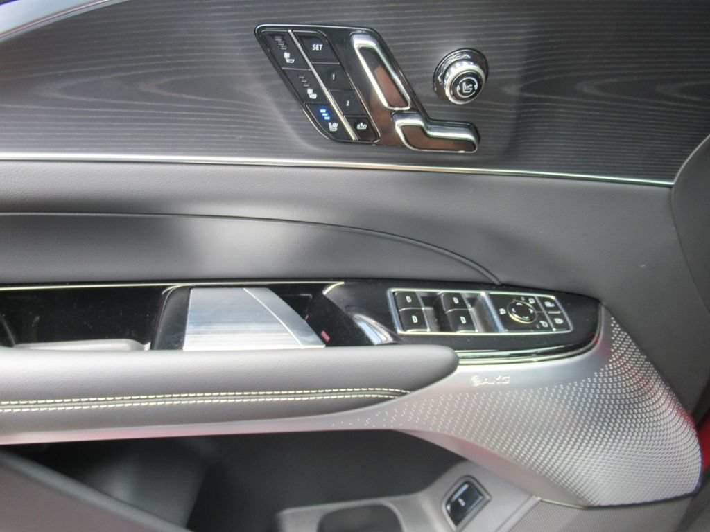 Certified 2025 Cadillac Lyriq Luxury w/ LPO, Floor Liner Package AWD/4WD image 22