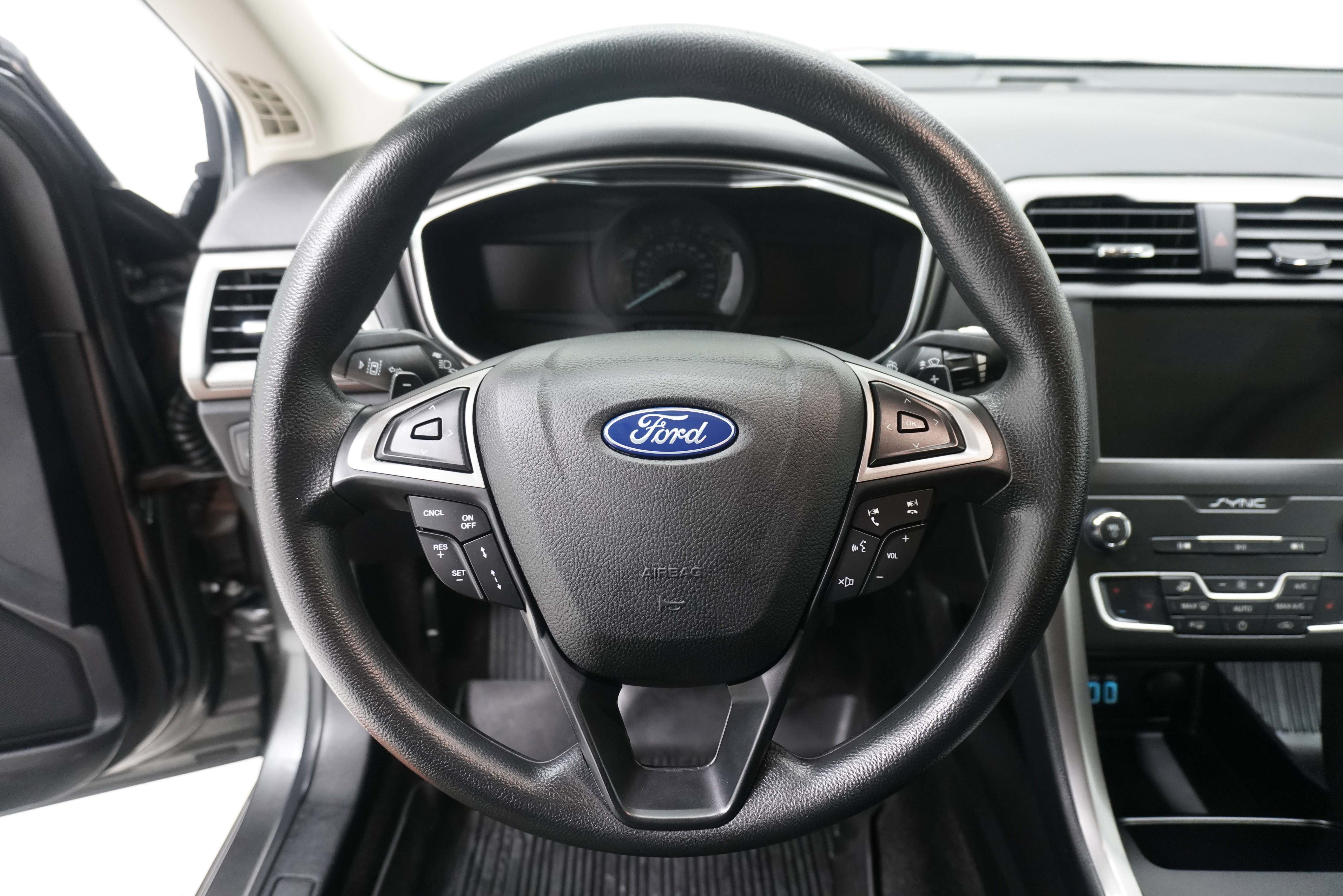 Used 2020 Ford Fusion SE image 15