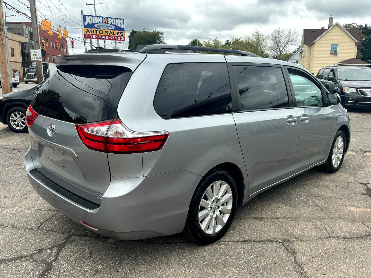 Used 2017 Toyota Sienna LE image 3