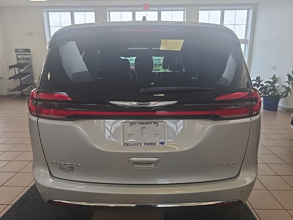 Used 2024 Chrysler Pacifica Limited FWD image 6