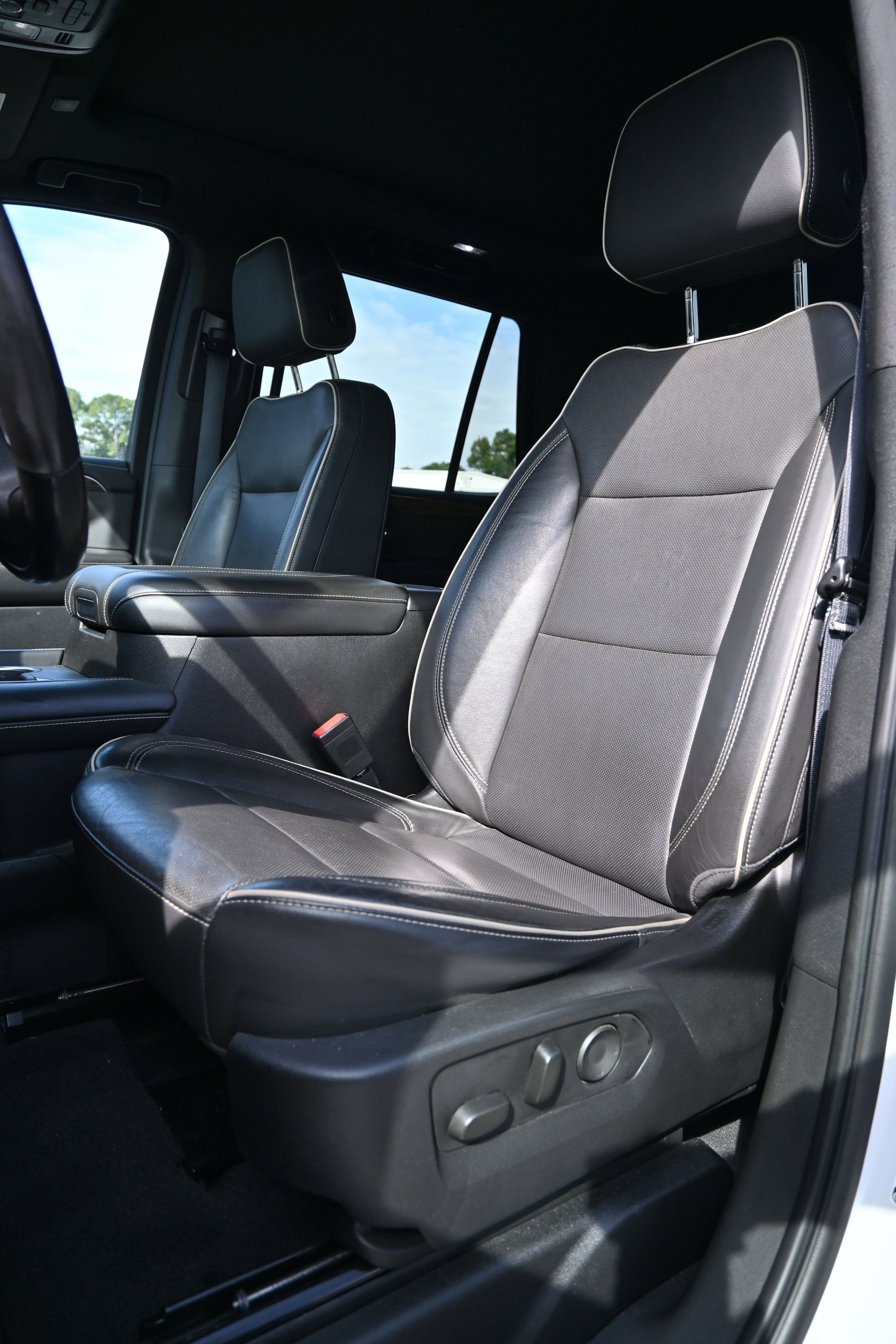 Used 2021 Chevrolet Tahoe Premier w/ Premium Package image 18