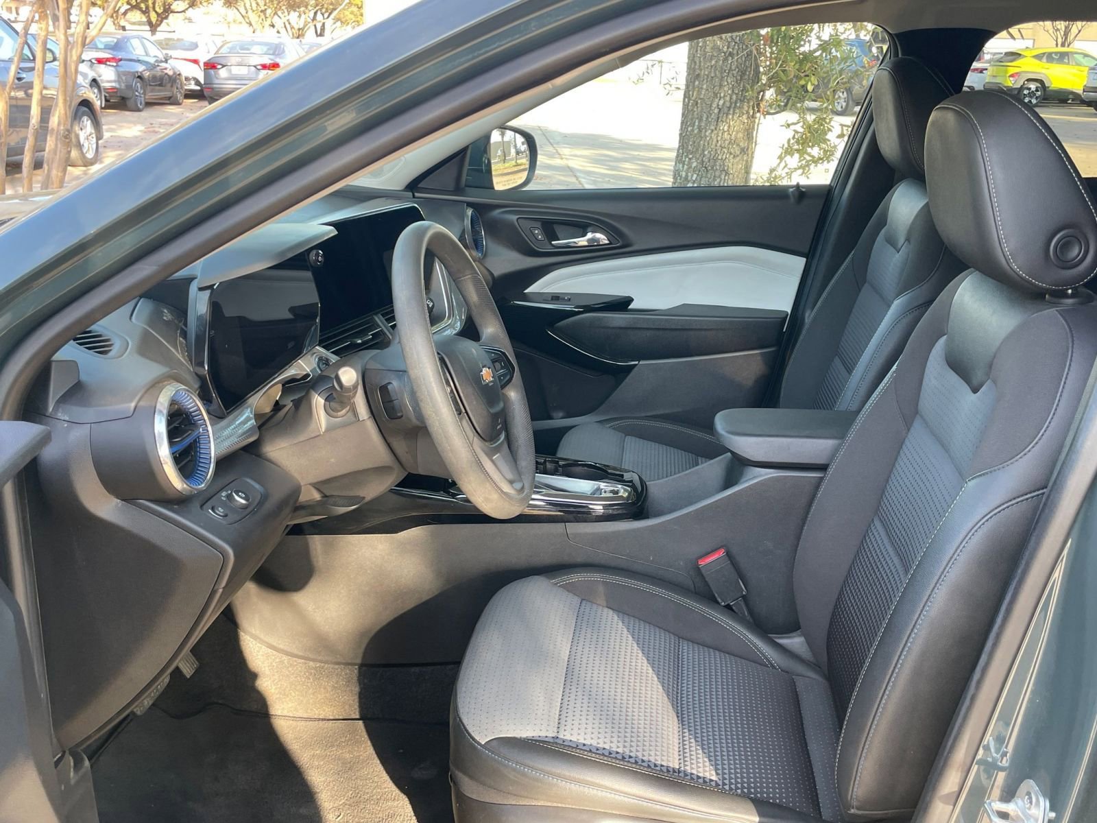 Used 2025 Chevrolet Trax LT FWD image 28