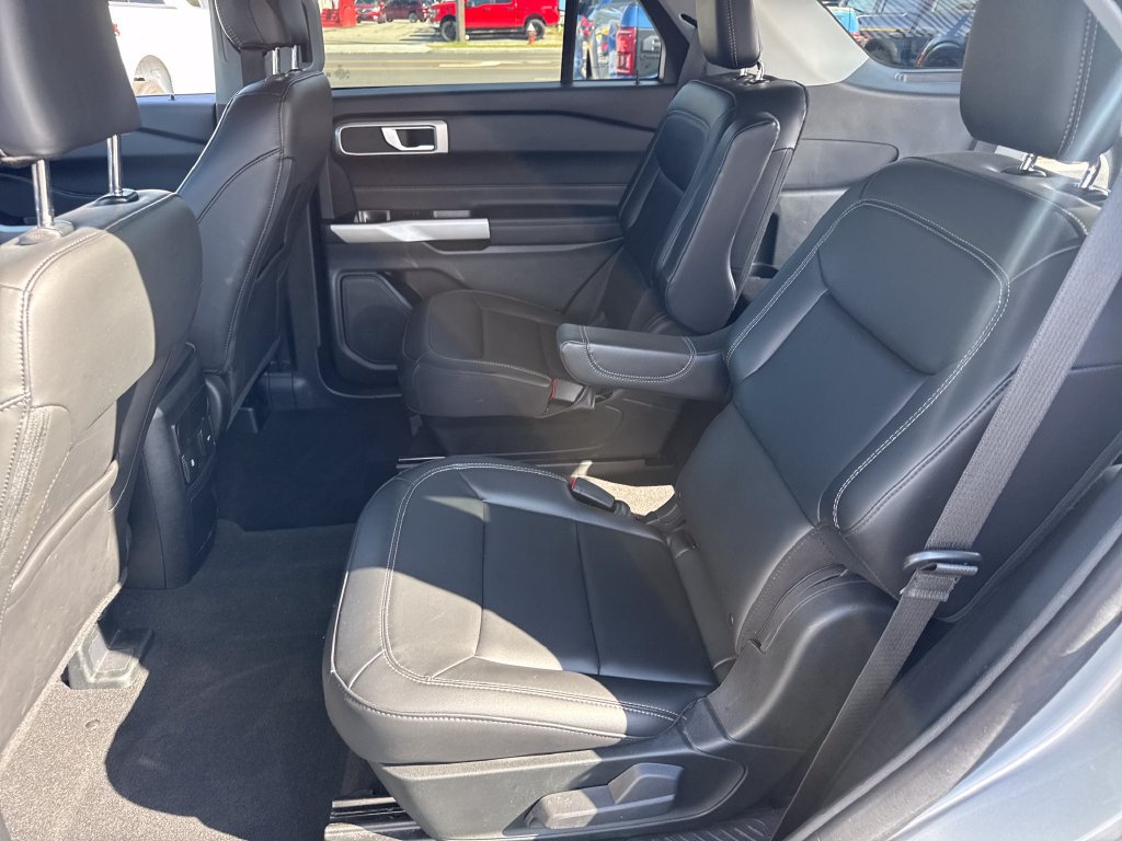 Used 2024 Ford Explorer XLT w/ Equipment Group 202A AWD/4WD image 17