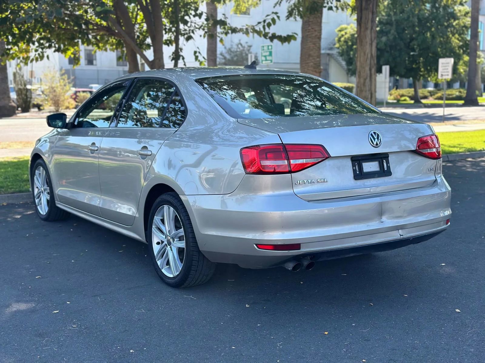 Used 2015 Volkswagen Jetta SEL FWD image 25