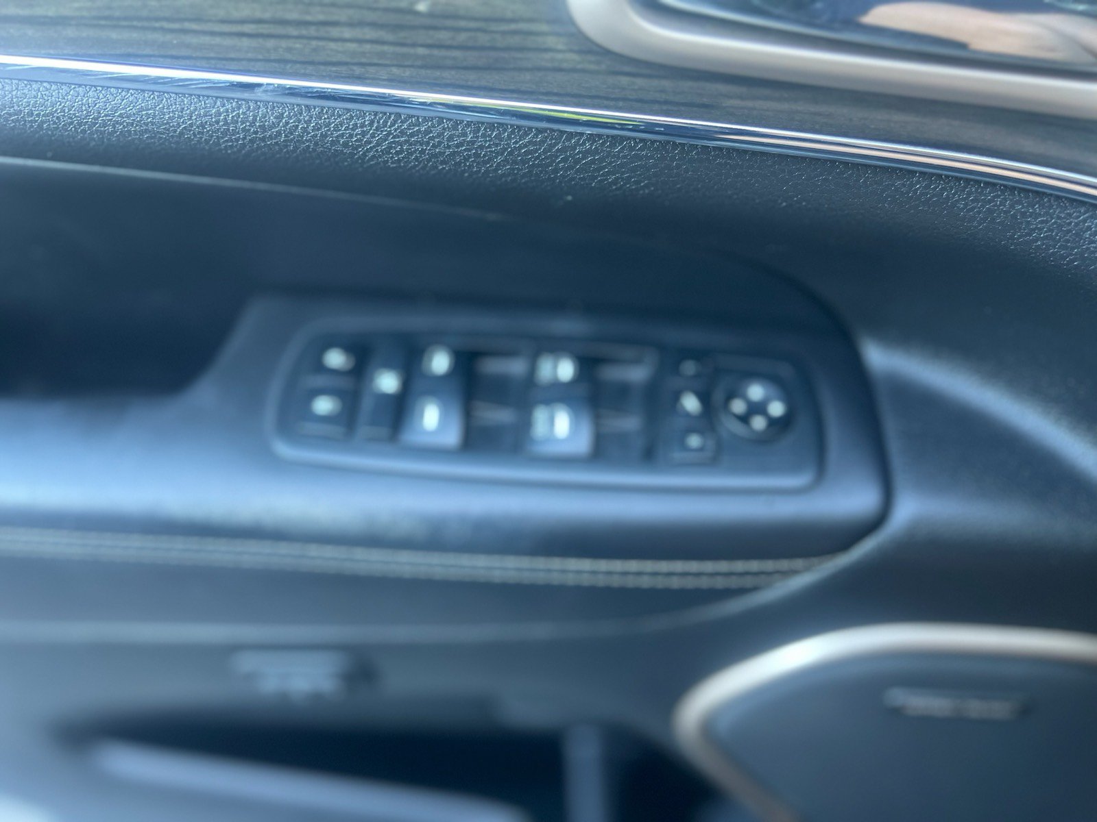 Used 2017 Jeep Grand Cherokee Overland AWD/4WD image 7