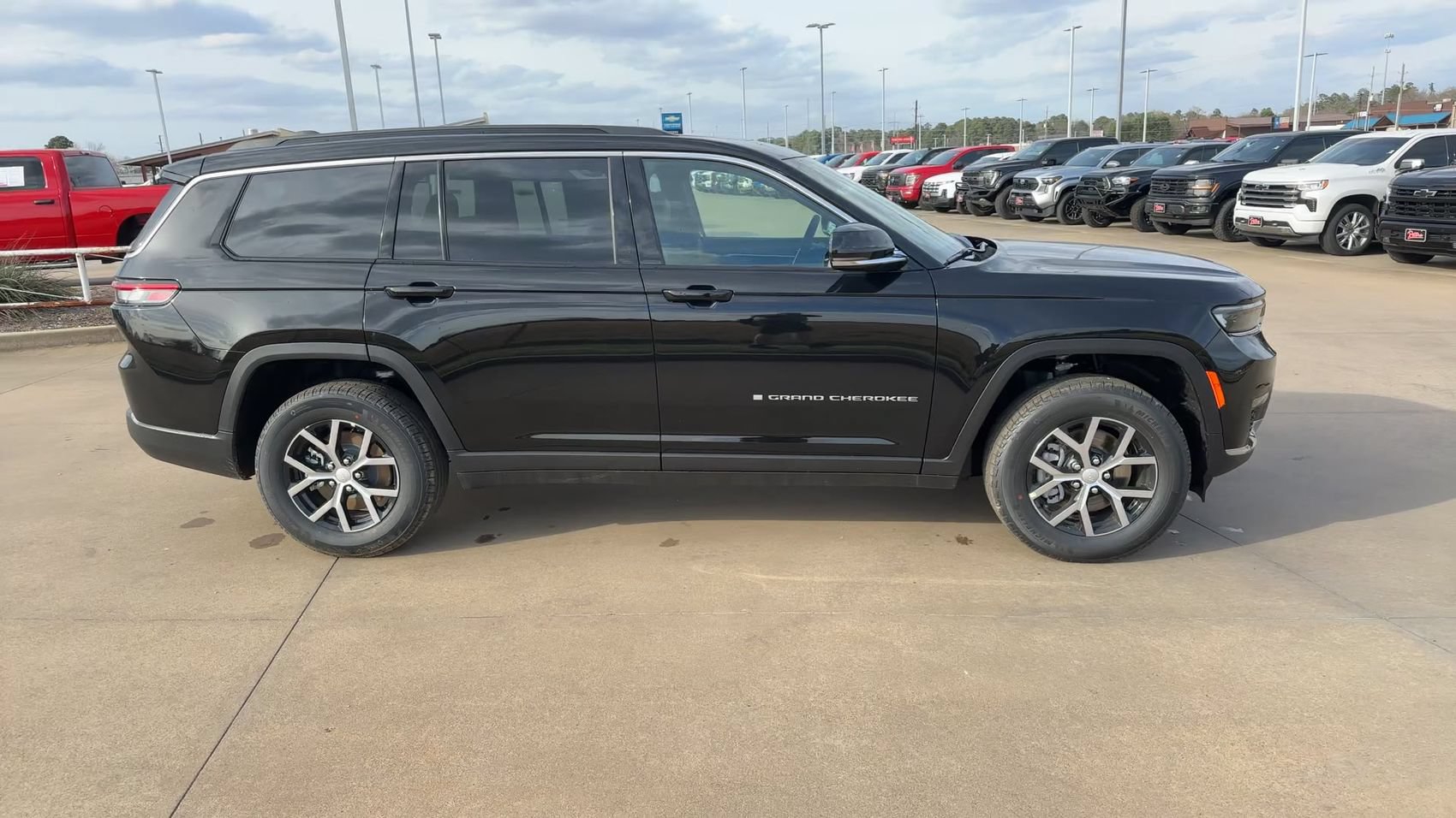 New 2025 Jeep Grand Cherokee L Limited w/ Trailer Tow Package AWD/4WD image 2