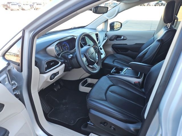 Used 2024 Chrysler Pacifica Touring-L image 14