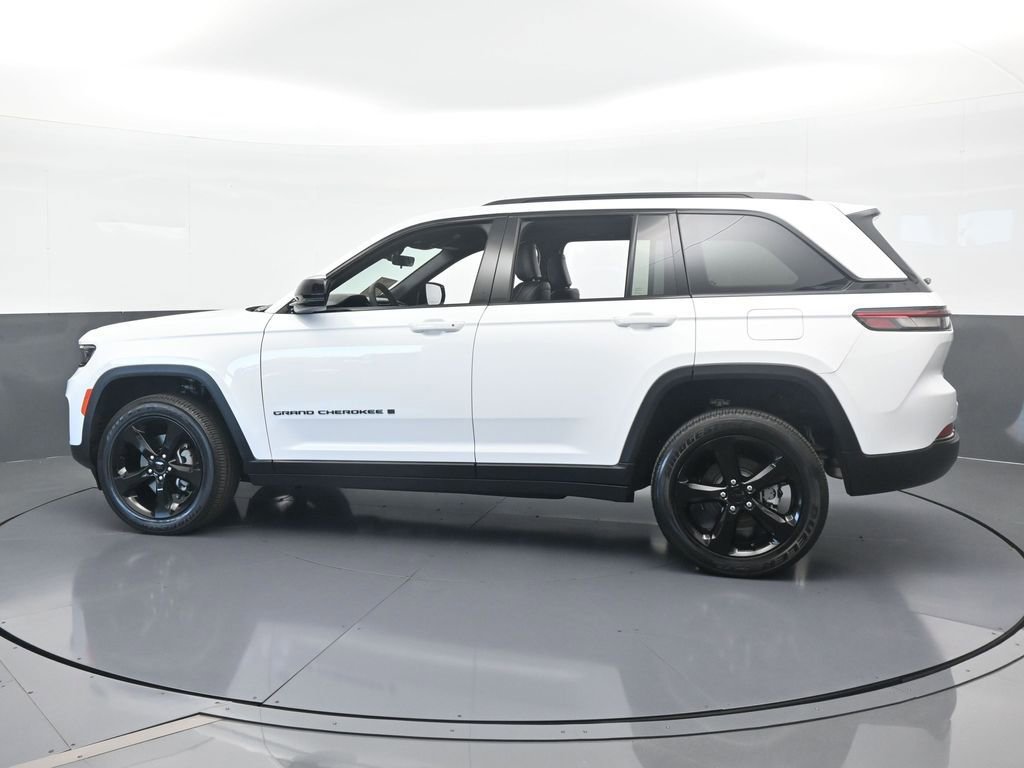 Used 2025 Jeep Grand Cherokee Altitude image 3
