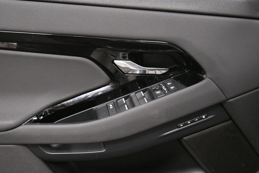 Used 2024 Land Rover Range Rover Evoque S image 11
