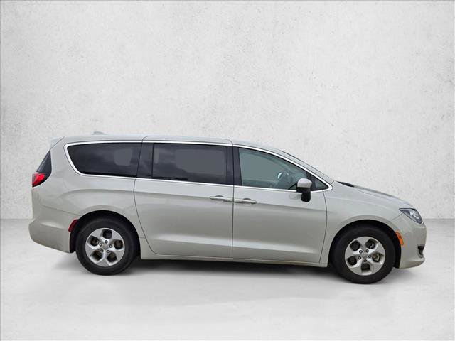 Used 2017 Chrysler Pacifica Touring Plus w/ Tire & Wheel Group FWD image 4