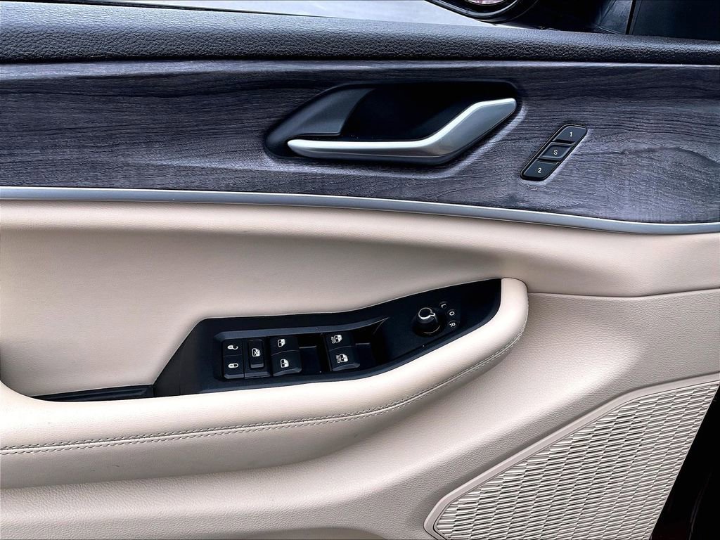 Used 2023 Jeep Grand Cherokee Limited image 37