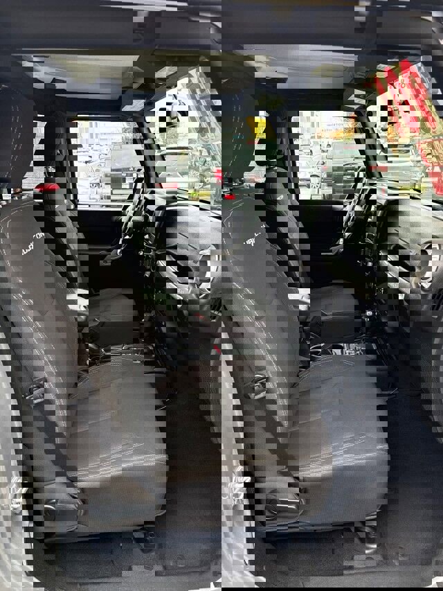 Used 2018 Jeep Wrangler Unlimited Rubicon w/ Connectivity Group image 18