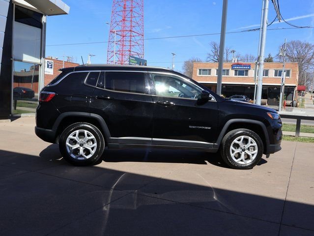 Used 2025 Jeep Compass Latitude w/ Sun & Sound Group image 9
