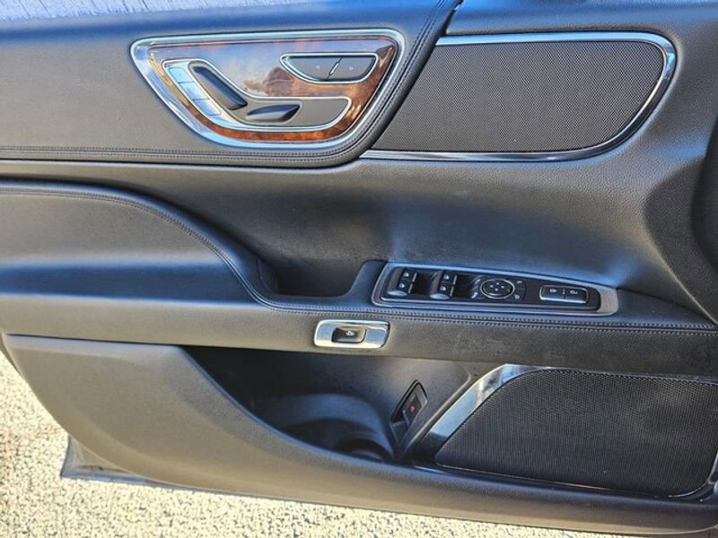 Used 2018 Lincoln Continental Premiere image 24