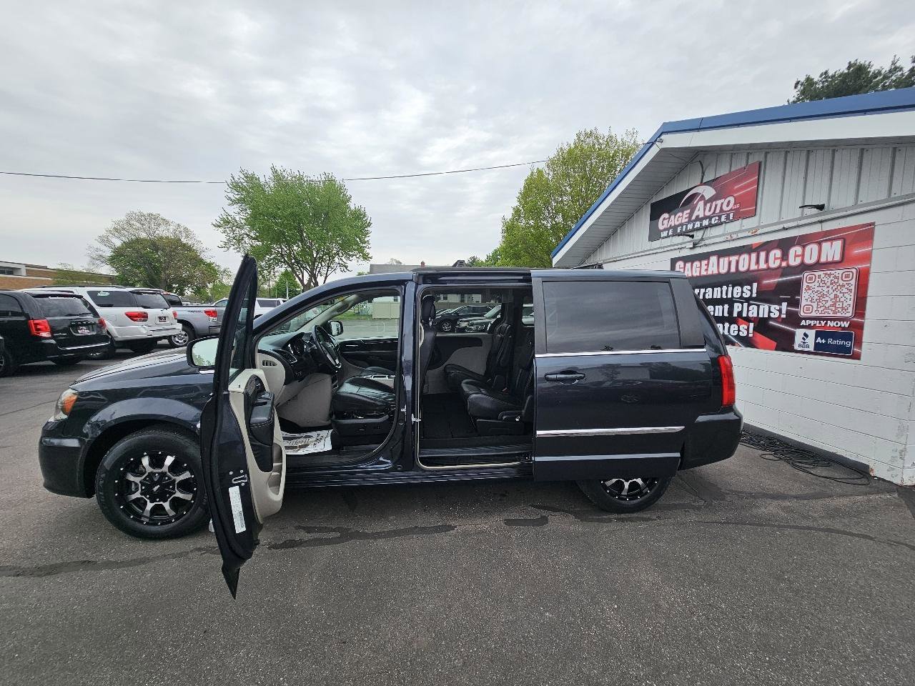 Used 2014 Chrysler Town & Country Touring FWD image 24
