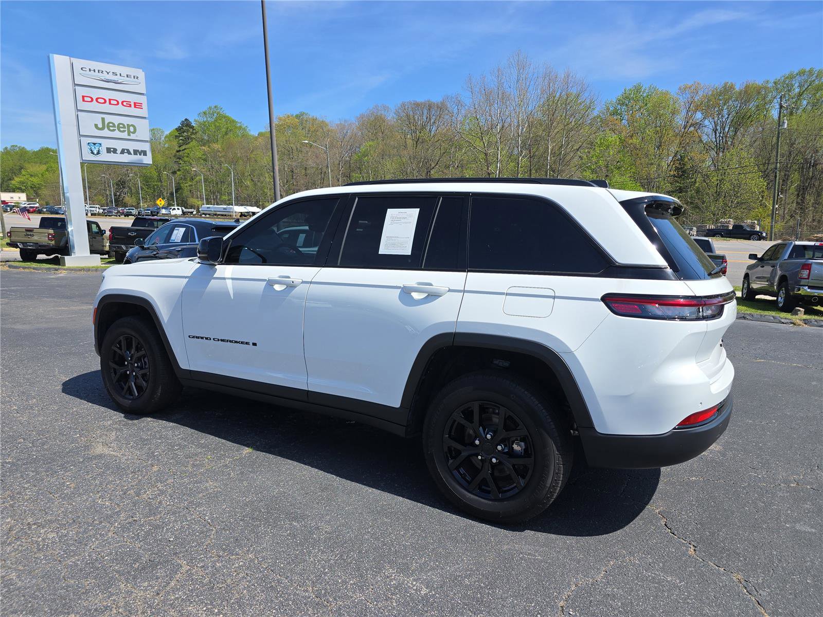 Used 2024 Jeep Grand Cherokee Altitude image 5