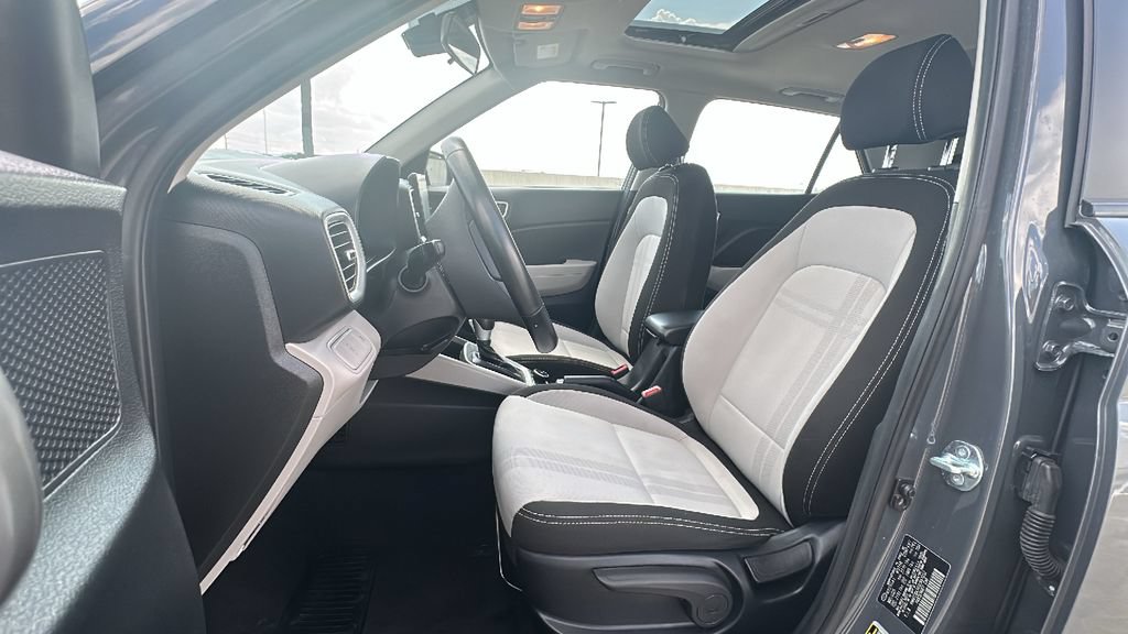 Used 2025 Hyundai Venue SEL FWD image 4