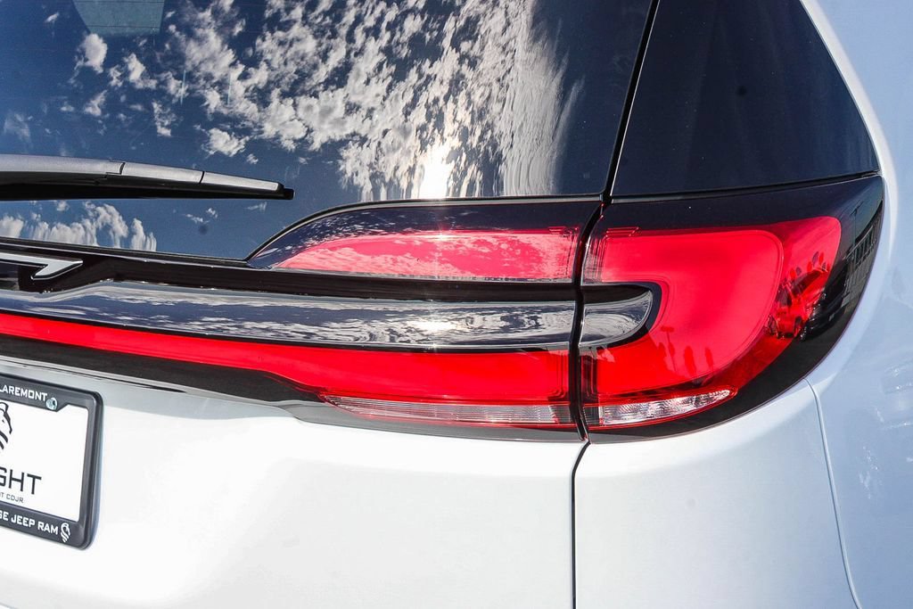 New 2027 Chrysler Pacifica Select FWD image 10