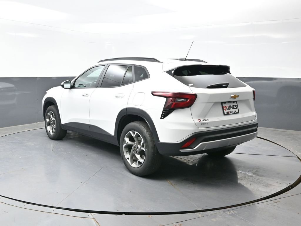 Used 2025 Chevrolet Trax LT FWD image 11