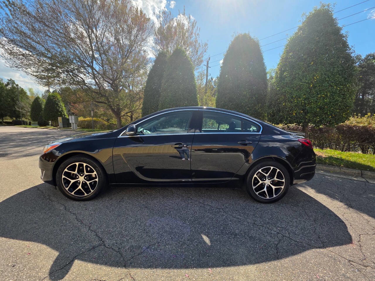 Used 2017 Buick Regal Sport Touring image 2