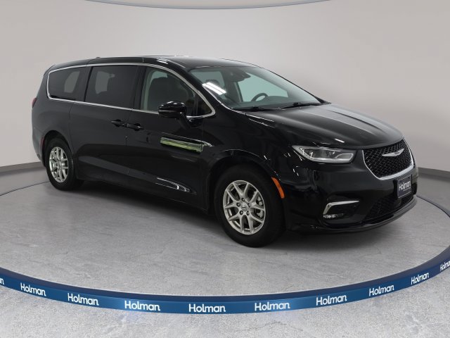 Used 2024 Chrysler Pacifica Touring-L FWD image 4