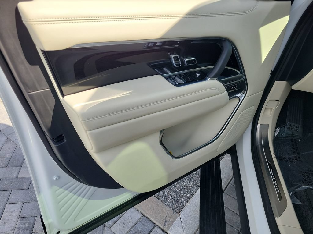 Used 2025 Land Rover Range Rover Long Wheelbase SE AWD/4WD image 23