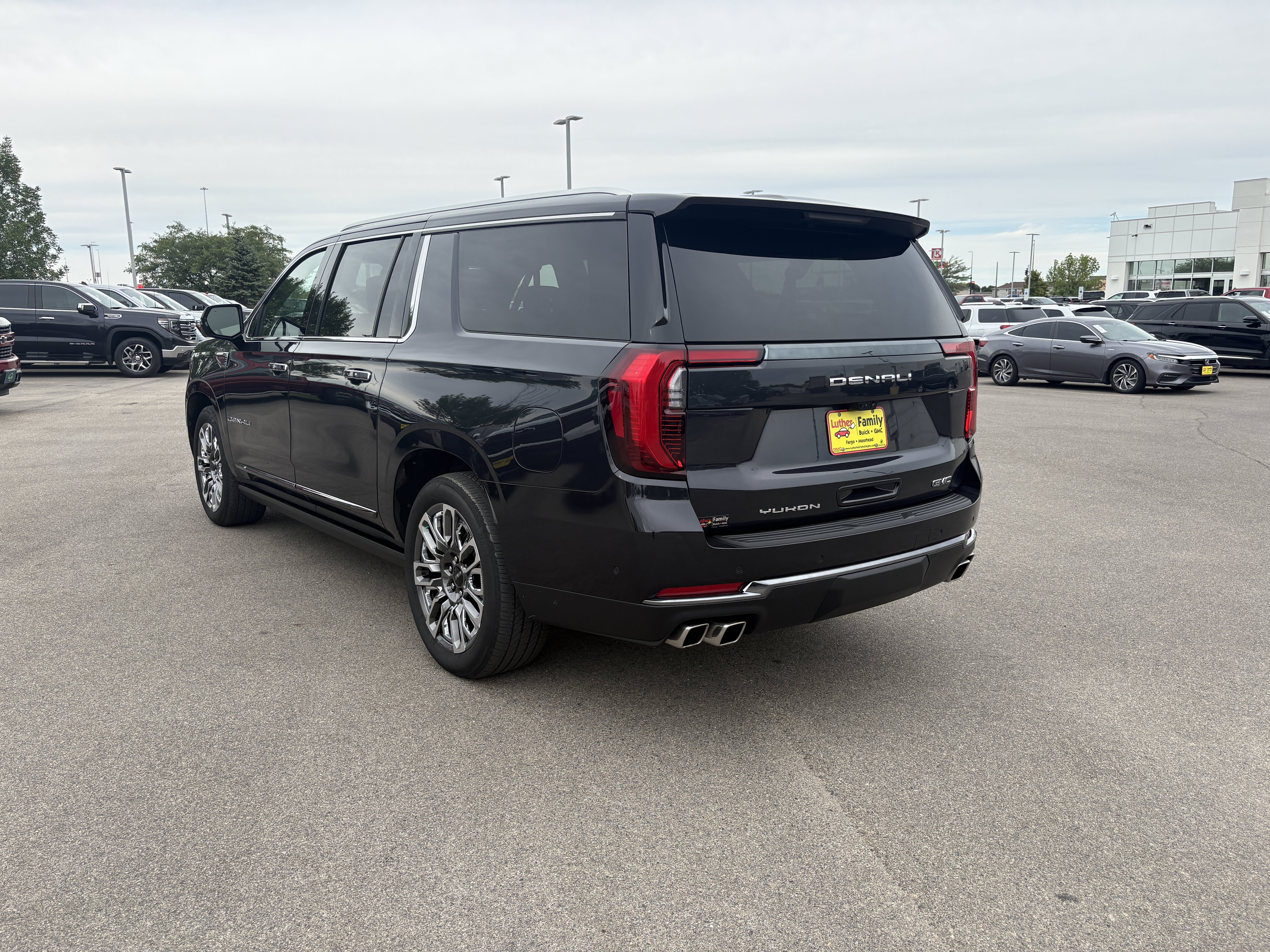 Used 2025 GMC Yukon XL Denali Ultimate AWD/4WD image 4
