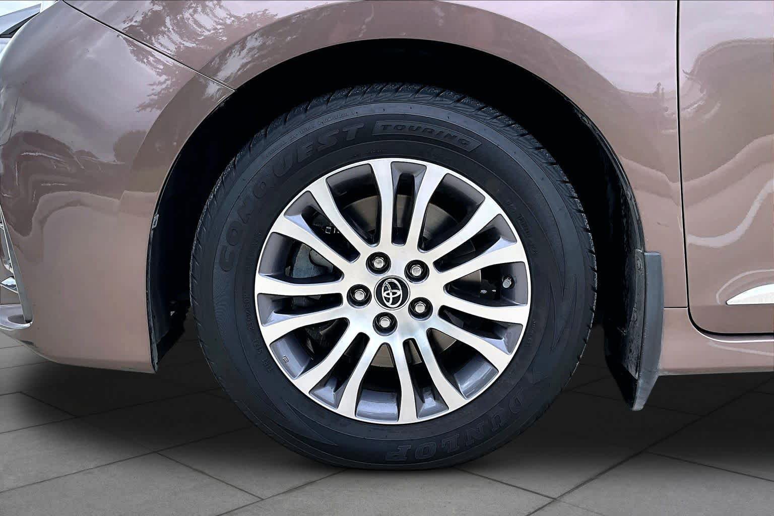 Used 2020 Toyota Sienna XLE Premium FWD image 11