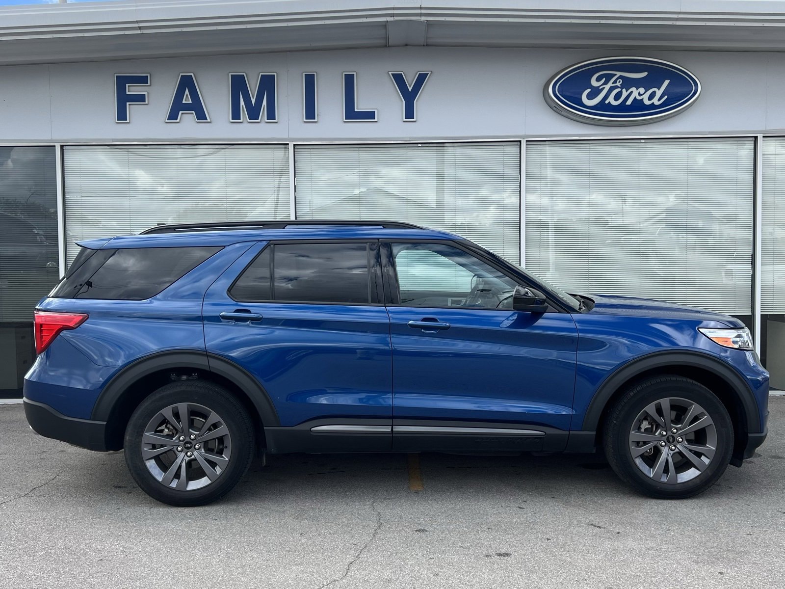 Used 2023 Ford Explorer XLT w/ Equipment Group 202A image 8