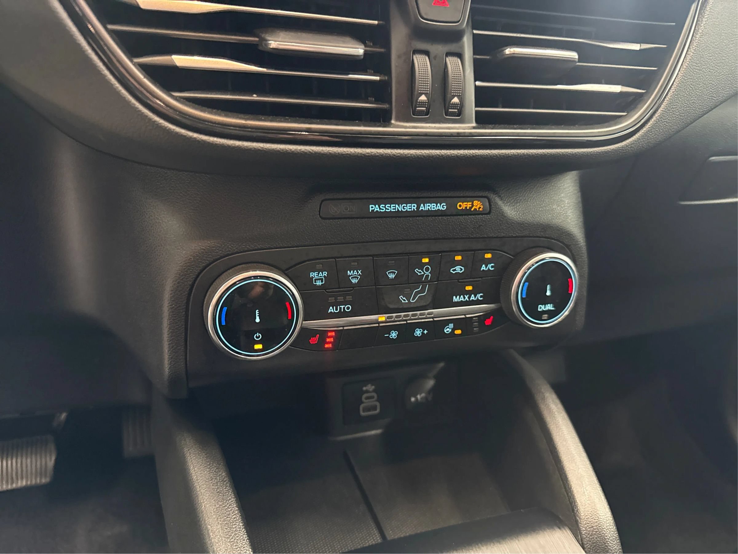 Used 2025 Ford Escape ST-Line w/ Cold Weather Package AWD/4WD image 18
