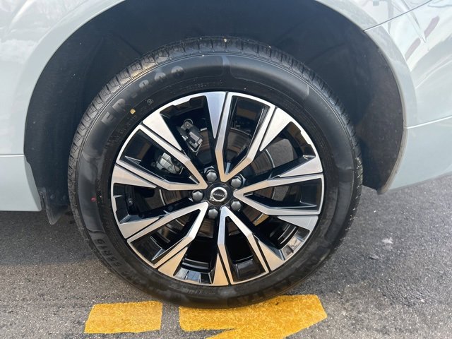 Certified 2025 Volvo XC60 B5 Plus image 9