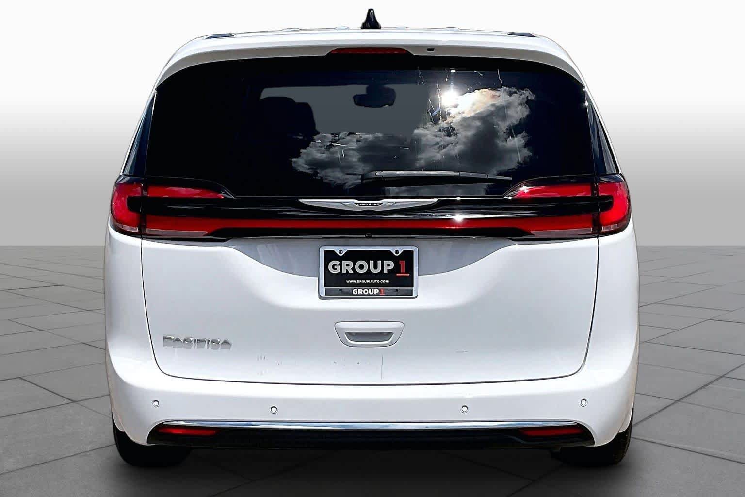 Used 2025 Chrysler Pacifica Select FWD image 5