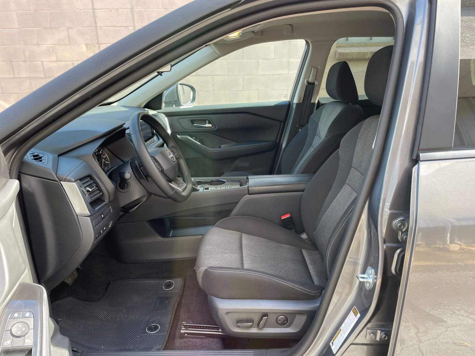 Used 2025 Nissan Rogue SV image 29