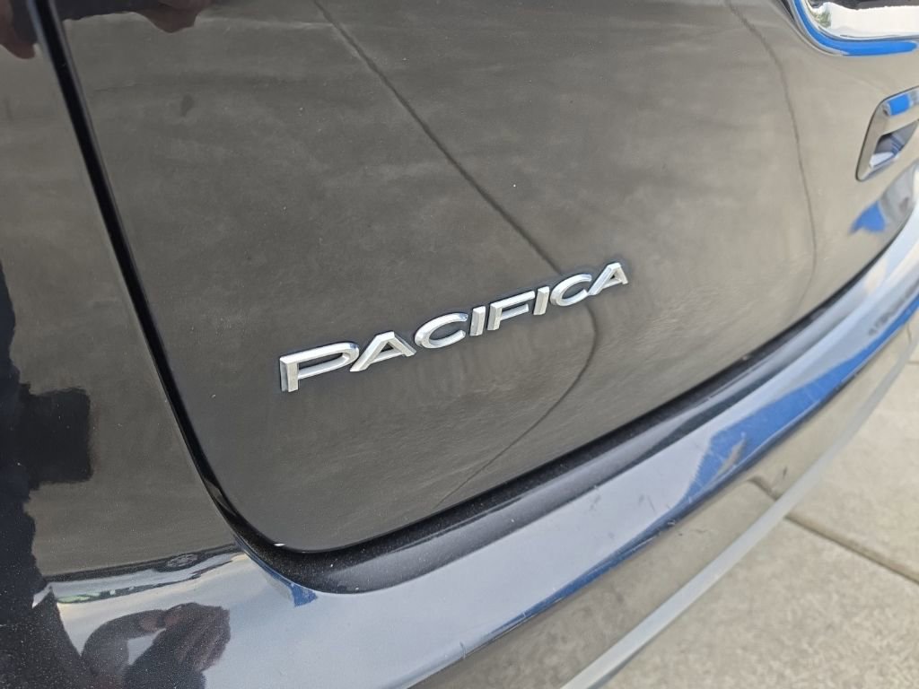 Used 2020 Chrysler Pacifica Touring-L FWD image 37