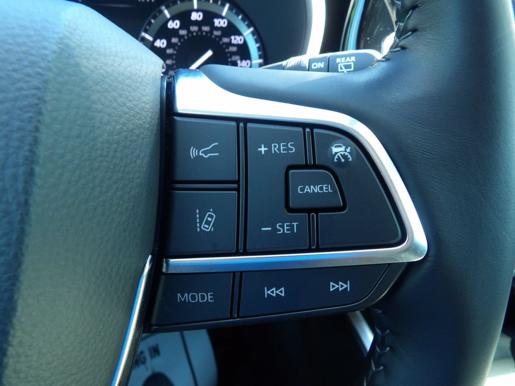 Used 2021 Toyota Highlander XLE FWD image 17