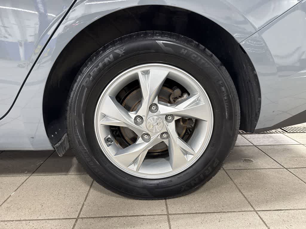 Used 2022 Hyundai Elantra SE FWD image 10