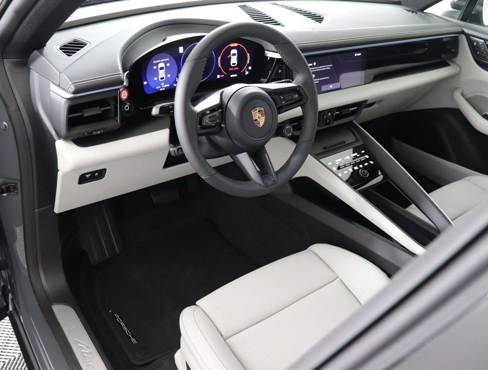 Certified 2025 Porsche Macan Electric RWD image 4