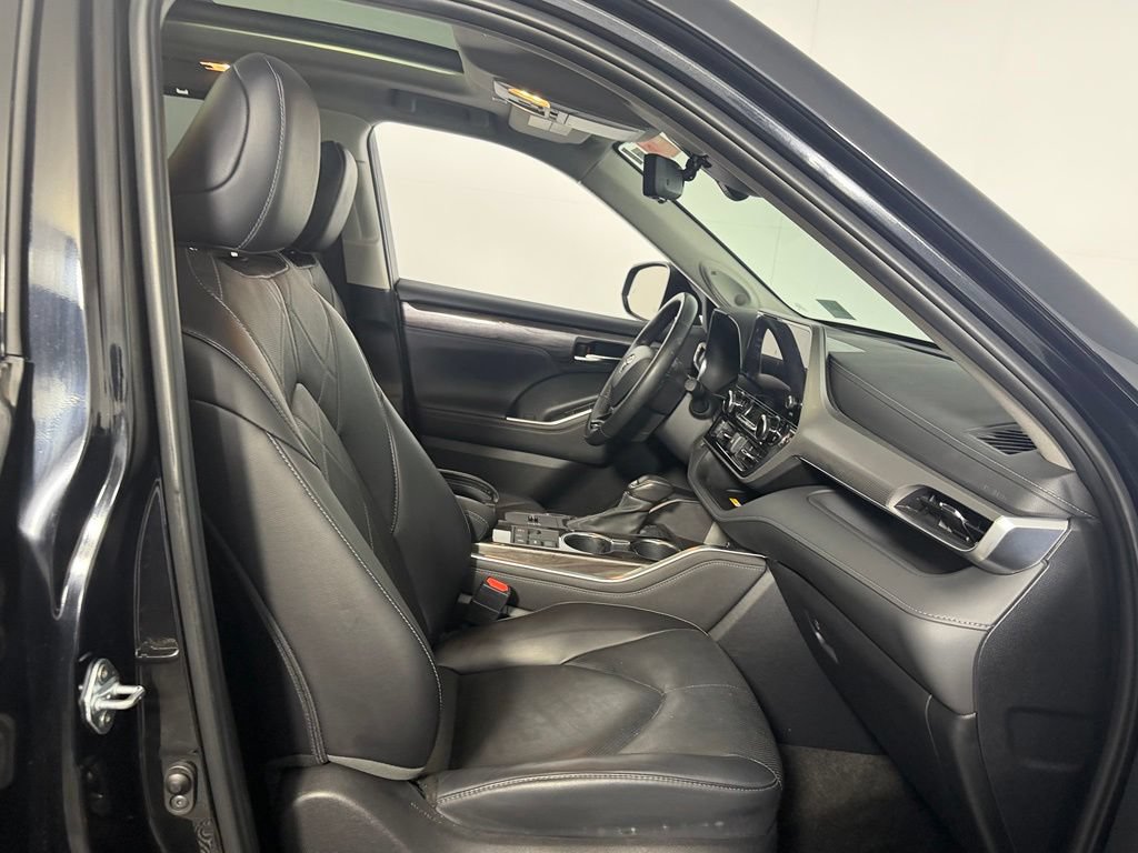 Used 2024 Toyota Highlander Platinum FWD image 27