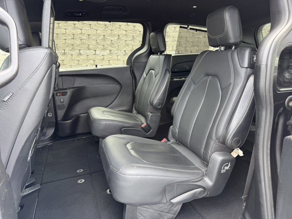 Used 2020 Chrysler Pacifica Touring-L Plus image 5