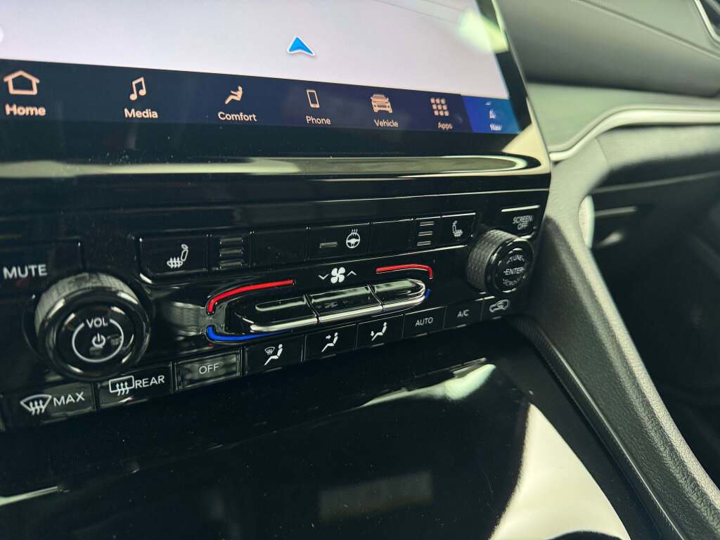 New 2025 Jeep Grand Cherokee Limited w/ Trailer Tow Package image 35